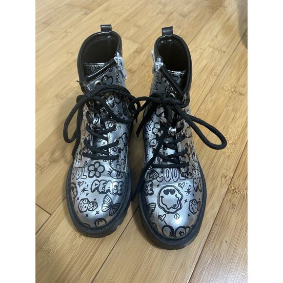 Steve Madden JDrina Graffiti Print Silver & Black Combat Boot Sz 13 - Picture 2 of 5